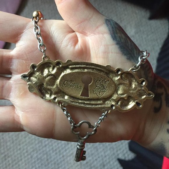 Classic Hardware Key & Key hole Necklace - Picture 5 of 9